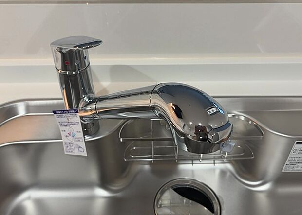 【キッチン水栓】キッチン水栓は、毎日必ず使うものだからこそ、使いやすさが重要です。シャワーヘッドの切り替えがスムーズか、吐水量が調節できるか、水しぶきが飛び散りにくい構造か、浄水機能が付いているかなど、日々の家事を快適にするための機能が数多くあります。また、デザインも多種多様なので、キッチン全体の雰囲気に合わせたものを選ぶことができます。