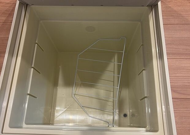 【キッチン床下収納】キッチン床下収納は、調理器具や食器などをスッキリと収納できる便利なスペースです。収納量が多いもの、引き出しがスムーズに開閉するものなど、使い勝手の良いものを選ぶことが大切です。また、湿気がこもりやすい場所なので、通気性の良いものを選ぶこともおすすめです。