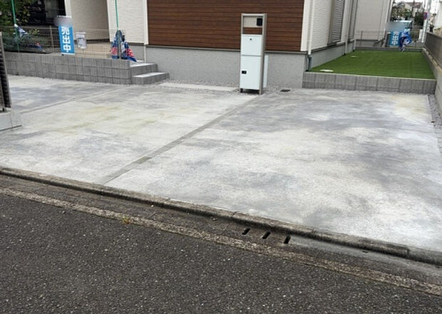 【駐車場】駐車場と明記されていても、最小スペースでつくられた駐車場だと大型車は駐車できなかったり、出入りしにくくなったりする可能性があります。お車のサイズと購入したい物件の駐車場のサイズを現地で確認しましょう。