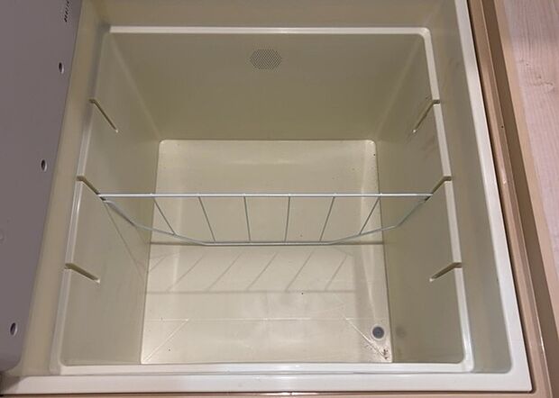 【キッチン床下収納】キッチン床下収納は、調理器具や食器などをスッキリと収納できる便利なスペースです。収納量が多いもの、引き出しがスムーズに開閉するものなど、使い勝手の良いものを選ぶことが大切です。また、湿気がこもりやすい場所なので、通気性の良いものを選ぶこともおすすめです。