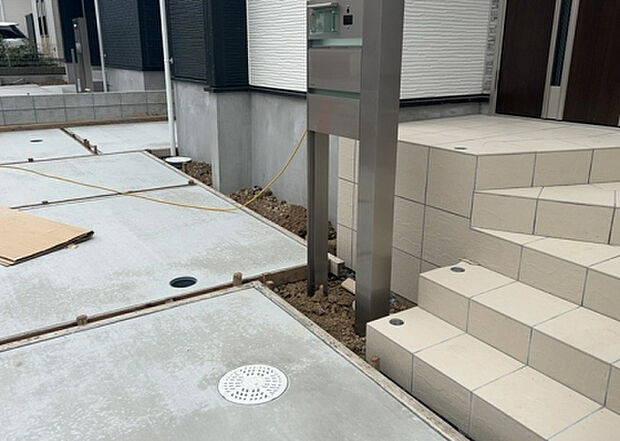 【庭】庭があることでガーデニングや家庭菜園はもちろん、こどもの遊び場やペットを放して遊ぶことができます。また、家の周囲に余裕があるということです。隣地との間があれば、十分な日当たりと、風通しが確保できます。