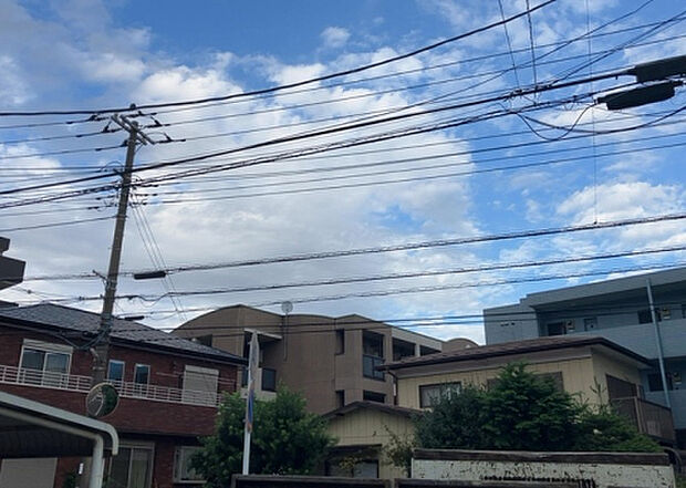【物件からの展望_2】眺望を気にして物件を探す場合、前面に建物が建っていないか現地で確認しましょう!前面に建物があると景色はもちろん、日当たりや風通しにも影響が出てきます。住んだ時のことを想像しながら現地見学をしましょう。