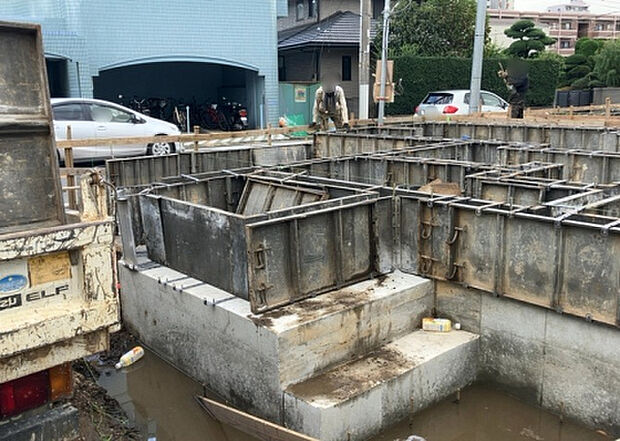 【玄関_2】玄関は、狭すぎると複数人で使いにくく、広すぎても無駄な空間になりがちです。最低2畳を目安にして、家の広さとの兼ね合いや家族の人数を考慮して決めるとよいでしょう。現地を見学して快適な玄関を選びましょう!