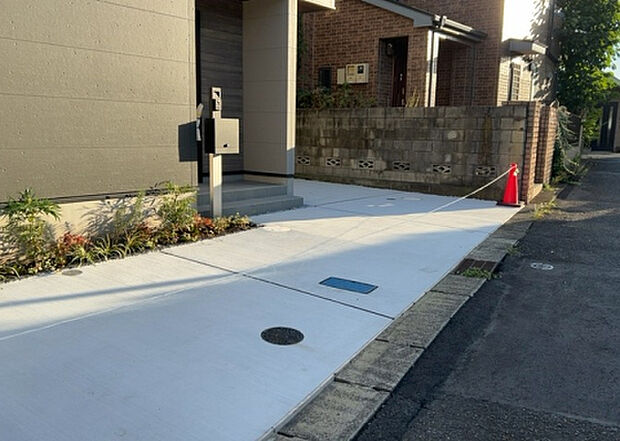 【駐車場】駐車場と明記されていても、最小スペースでつくられた駐車場だと大型車は駐車できなかったり、出入りしにくくなったりする可能性があります。お車のサイズと購入したい物件の駐車場のサイズを現地で確認しましょう。
