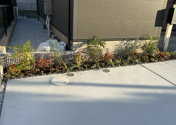 【庭】庭があることでガーデニングや家庭菜園はもちろん、こどもの遊び場やペットを放して遊ぶことができます。また、家の周囲に余裕があるということです。隣地との間があれば、十分な日当たりと、風通しが確保できます。