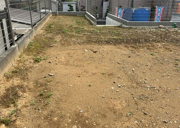 【玄関_2】玄関は、狭すぎると複数人で使いにくく、広すぎても無駄な空間になりがちです。最低2畳を目安にして、家の広さとの兼ね合いや家族の人数を考慮して決めるとよいでしょう。現地を見学して快適な玄関を選びましょう!