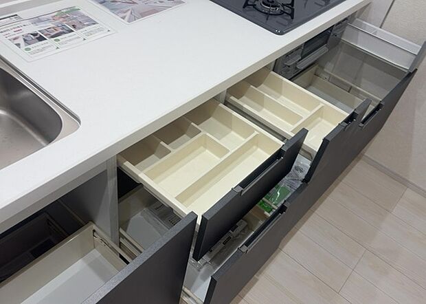 【キッチン床下収納】キッチン床下収納は、調理器具や食器などをスッキリと収納できる便利なスペースです。収納量が多いもの、引き出しがスムーズに開閉するものなど、使い勝手の良いものを選ぶことが大切です。また、湿気がこもりやすい場所なので、通気性の良いものを選ぶこともおすすめです。