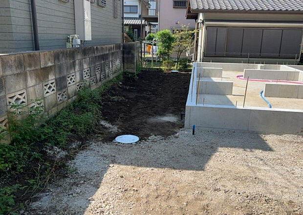【庭_2】庭のある家に住むことのメリットとして、子どもたちの遊び場を確保できること、ガーデニングや家庭菜園を楽しめること、明るさを確保できることがあります。また、配置を工夫することでプライバシーが確保できます。