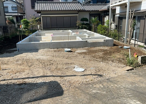 【前面道路含む現地写真_2】前面道路の幅員や歩道の有無、近隣の建物との距離感などは、実際の生活の利便性や安全性に大きく影響します。複数のアングルから前面道路の状況を確認することで、より具体的に生活イメージを描けます。