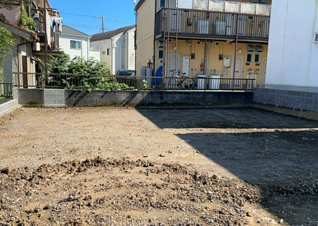 【玄関_2】玄関は、狭すぎると複数人で使いにくく、広すぎても無駄な空間になりがちです。最低2畳を目安にして、家の広さとの兼ね合いや家族の人数を考慮して決めるとよいでしょう。現地を見学して快適な玄関を選びましょう！