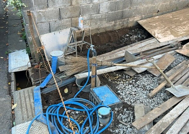 【その他設備】敷地内には、散水栓や立水栓があります。水道水を直接利用できるため、水を運ぶ手間を省くことが出来ます。大量の水を必要とする洗車作業や清掃などに役立ちます。その他設備とあわせて、現地でご確認ください。