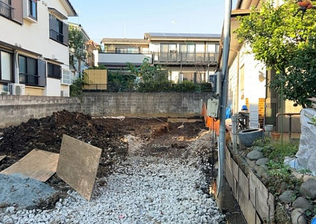 【庭_2】庭のある家に住むことのメリットとして、子どもたちの遊び場を確保できること、ガーデニングや家庭菜園を楽しめること、明るさを確保できることがあります。また、配置を工夫することでプライバシーが確保できます。