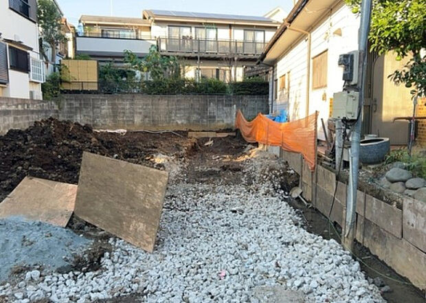 【玄関_2】玄関は、狭すぎると複数人で使いにくく、広すぎても無駄な空間になりがちです。最低2畳を目安にして、家の広さとの兼ね合いや家族の人数を考慮して決めるとよいでしょう。現地を見学して快適な玄関を選びましょう!
