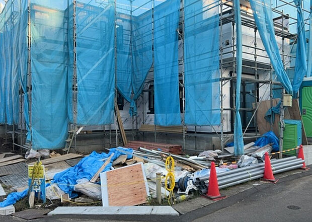 【構造・工法・仕様_2】ベタ基礎とは、柱の位置に関係なく全体に基礎がある事を指し、面積が大きい分建物の重さを全体に分散できます。また、地面からの湿気や害虫を遮断でき、木造住宅で心配されるシロアリ被害を防ぐ効果も期待できます。