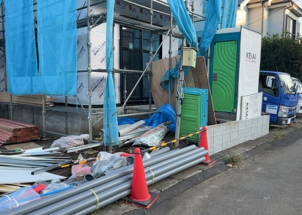 【庭_2】庭のある家に住むことのメリットとして、子どもたちの遊び場を確保できること、ガーデニングや家庭菜園を楽しめること、明るさを確保できることがあります。また、配置を工夫することでプライバシーが確保できます。