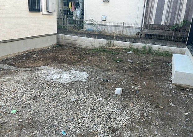 【庭_2】庭のある家に住むことのメリットとして、子どもたちの遊び場を確保できること、ガーデニングや家庭菜園を楽しめること、明るさを確保できることがあります。また、配置を工夫することでプライバシーが確保できます。