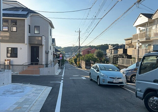 【物件からの展望_2】眺望を気にして物件を探す場合、前面に建物が建っていないか現地で確認しましょう!前面に建物があると景色はもちろん、日当たりや風通しにも影響が出てきます。住んだ時のことを想像しながら現地見学をしましょう。