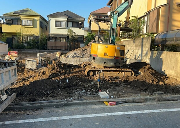 【庭_2】庭のある家に住むことのメリットとして、子どもたちの遊び場を確保できること、ガーデニングや家庭菜園を楽しめること、明るさを確保できることがあります。また、配置を工夫することでプライバシーが確保できます。