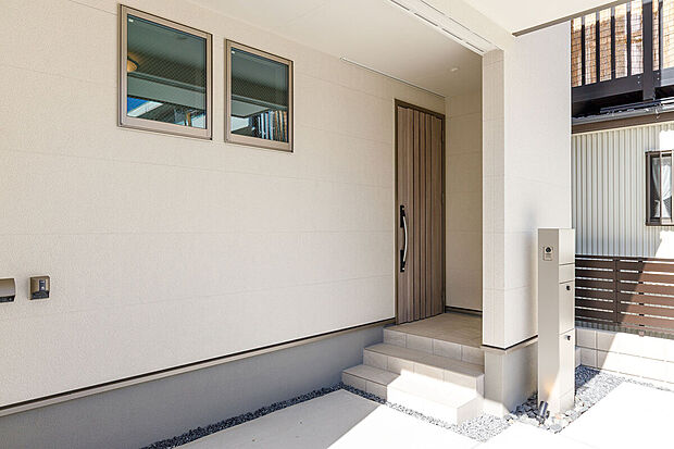 T-1/玄関はしっかりと目隠しすることで人目を避け、防犯対策にもなります。雨の吹き込みや突風による急なドアの開閉もなく、小さなお子さんとの出入りも安心です。