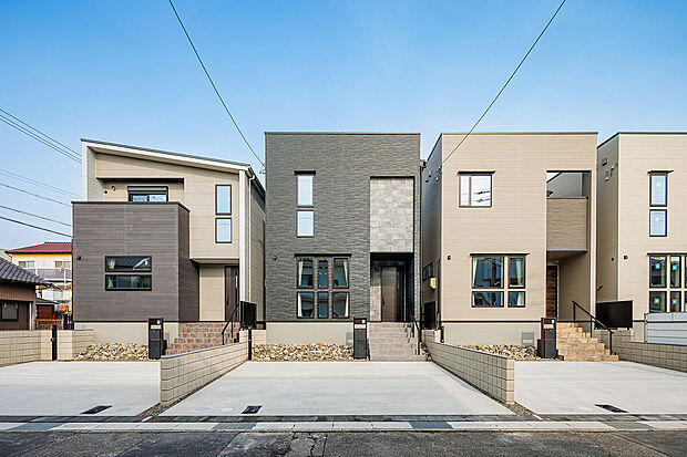 左からT-1、T-2（ご成約済み）、T-3／全棟南向き！接道もゆったりとしたオープンエアな外構で開放感が魅力の住まい。充実の住環境で便利な暮らしが実現！