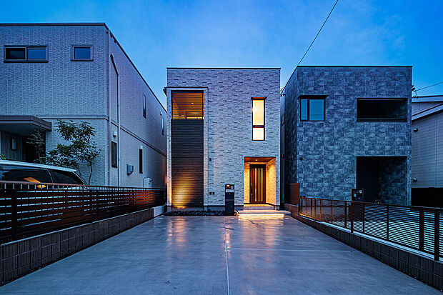 T-2／鶴舞線「植田」「塩釜口」の2駅が利用できる便利なロケーション。駅周辺には飲食店が多数点在し、小中学校やスーパーも近いので、お子さんから大人まで家族みんなの暮らしがより便利に！