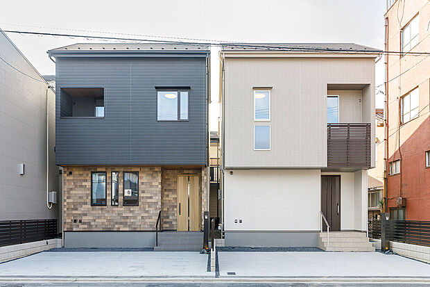 T-２、T-1／分譲住宅ながら唯一無二のデザインで個性豊かに彩るファサード。壁に付着した汚れを雨で洗い流すことで美しさが持続。永きに渡って外壁掃除の手間を省きます。