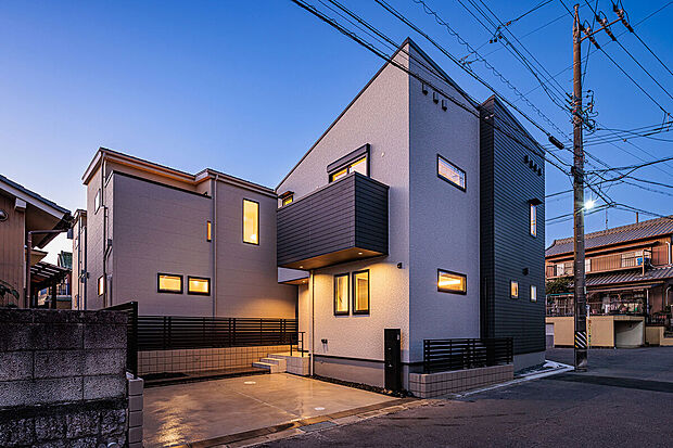 T-3/細かな凹凸で石割肌を表現し、上質な印象をもたらす光の陰影によって美しく佇む住まい。雨で汚れを洗い流す親水コートで永きに渡って美しさをキープできます。