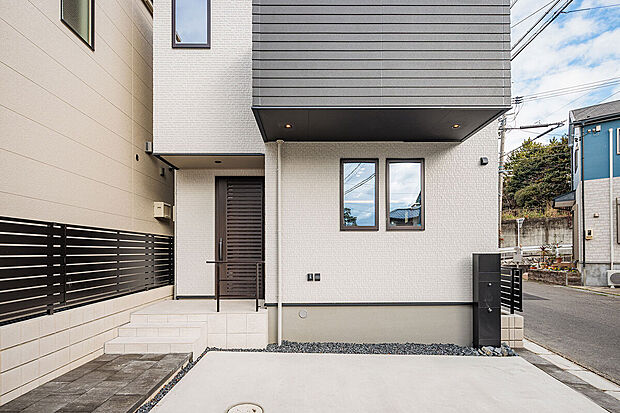 T-3/駐車場から玄関への移動もスマートな設計。お子さんとのお出かけや、荷物が多い時も安心して出入りができます。陽当たりもよく散水栓つきなので、自宅で愛車のお手入れができます。