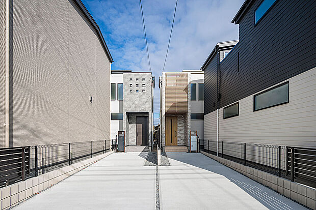 T-2（ご成約済み）、T-3／延長敷地のため接道から少し奥にあることでプライバシーが確保され、静かで快適な生活環境が叶います。お子さんが道路に飛び出すリスクも低減し、侵入しにくいという防犯面の利点も。