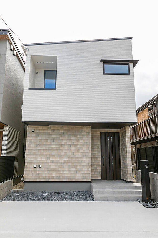 T-1/地下鉄東山線「岩塚」駅徒歩14分。小中学校・保育園が近い子育て安心エリア。スーパー・コンビニ・病院・公園など快適な暮らしに欠かせない施設も充実な住み良いロケーションです。