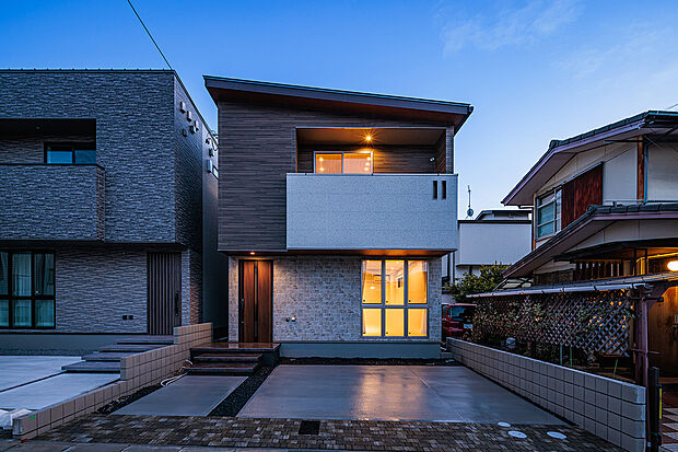 T-1/名古屋市内という利便性に優れた立地でありながら、2台分の駐車スペースを確保。駅徒歩7分のアクセスの良さに加え、周辺は閑静な住宅街で自然と暮らす心地よさを実感できる立地です。