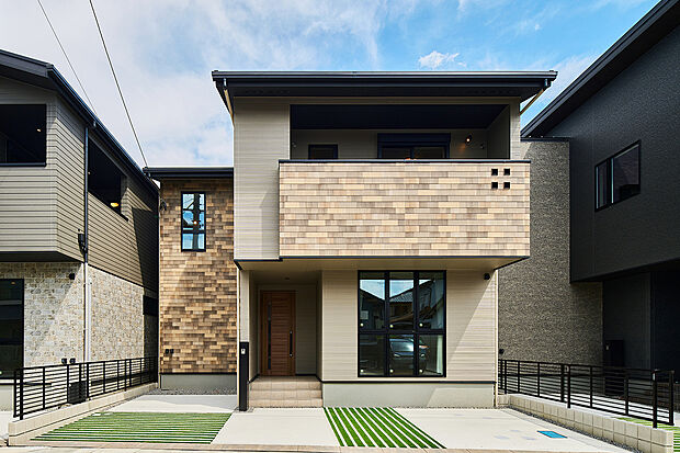 T-2/ナチュラルな風合いとモダンな印象が調和した、洗練された外観デザイン。木目調のサイディングを採用することで、温もりのある雰囲気を持ちながらも、上質さが共存する、街並みにも美しく映える外観です。