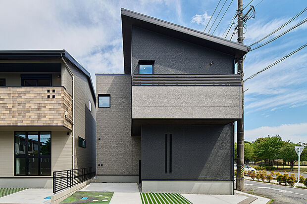 T-3/陽光がたっぷりと差し込む南西角地に佇む、スタイリッシュモダンな住まい。アクセントとして石目柄をあしらい、洗練された中にも上品で軽やかな印象をプラスした、街並みに映える外観デザインです。