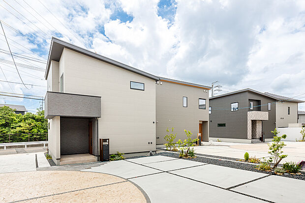 【外観】T-5、T-4／一邸だけでなく、街並み全体をデザインする「玉善タウン」。統一感のあるスタイリッシュな外観が、住まう人の誇りと豊かな暮らしを育みます。