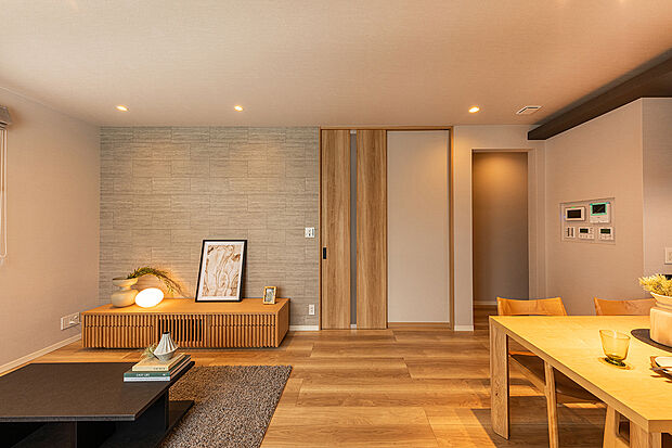 【LDK】T-4／アクセントクロスがオシャレなLDK。見通しの良い間取りは、家族のつながりが増えコミュニケーションも弾みます。