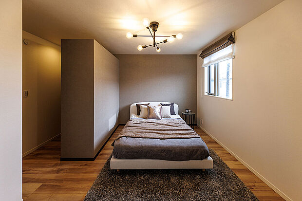 【主寝室】T-2/9.0帖の南向きの主寝室は、穏やかな時間が流れる優しい空間。陽差しの暖かさと柔らかな照明で極上のリラックスタイムが実現。大きなベッドも余裕を持って配置できるゆとりがあります。