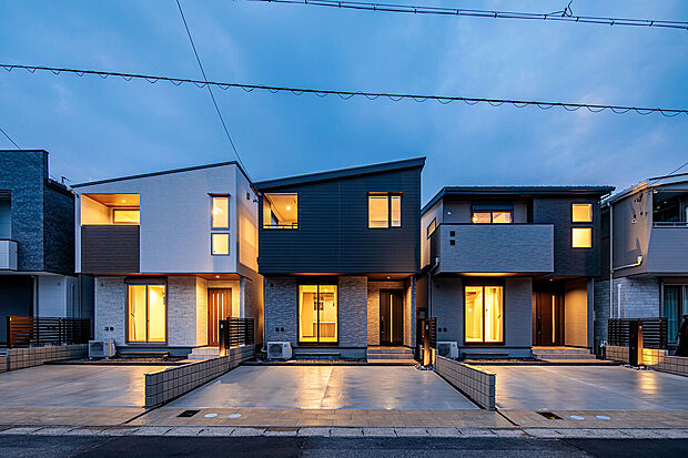 【夜間外観】T-2、T-3、T-4(ご成約済み)/照明にもこだわり、街並みに映える美しい佇まい。帰宅する度に心がホッと安らぐ、温かみのある住まいです。