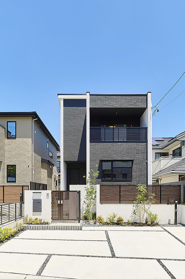 【外観】T-2／抜けるような開放感が心地よい広々とした敷地。ゆとりを持って停められる駐車場を備え、住まう人の快適さを重視した仕様・設備
の住み心地の良い住まい。