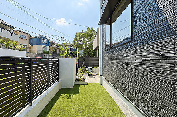 【庭】T-2／人工芝を敷き詰めた開放感たっぷりの南庭。家族の憩いの場としておうちカフェやBBQなどが楽しめます。