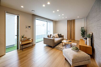 明るく大きな窓の先には広々中庭