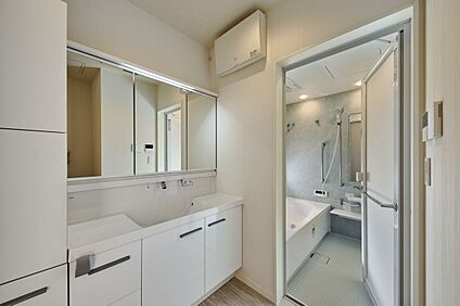 たっぷり収納の洗面台と広々浴室