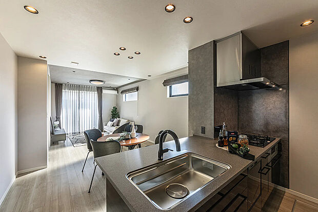 【T5　キッチン】T-5／リビングが見渡せる安心の対面キッチン。コミュニケーションを楽しみながら調理や家事も楽しくこなせます。