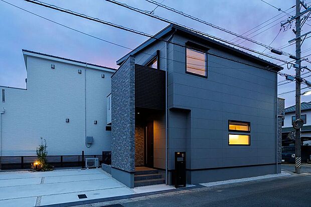 【T7棟】来客時にもゆったり車をとめられます。