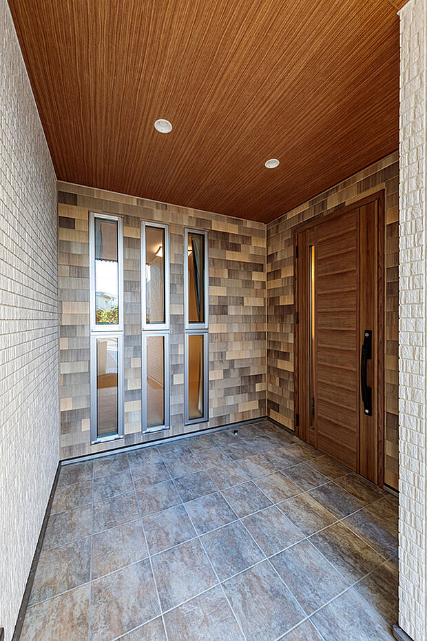 【玄関ポーチ】T-2／土間としての利用もできる屋根付ポーチ。天候を気にせず使えるので、自転車やベビーカーはもちろん、趣味のアウトドア用品も置ける便利なスペースです。