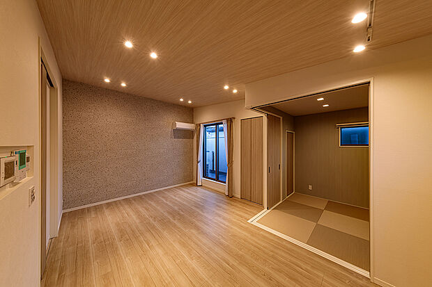 【夜間LDK】T-2／照明がやわらかく灯るLDKは、心を癒す優しさで満たされます。続き間の和室でごろりと横になれば、家のやさしさを感じられます。