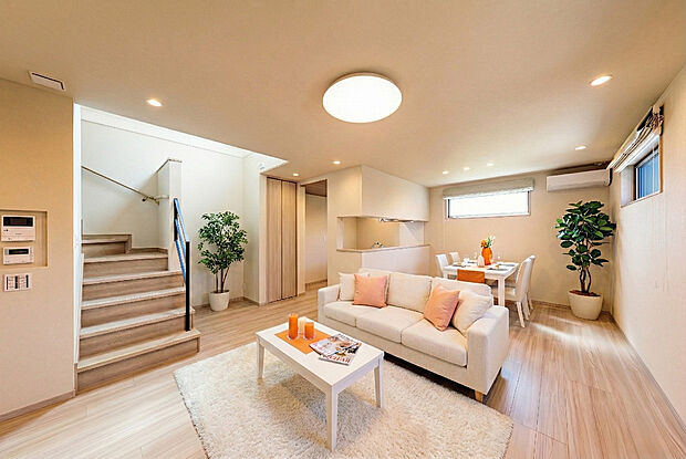 【リビングダイニング】T-1／吹抜けが空間に抜け感をプラスすることで帖数以上の広さが感じられます。1日の中で一番長く過ごす空間は、時間の移ろいが感じられ、自然と心が落ち着きます。※家具はCGです。