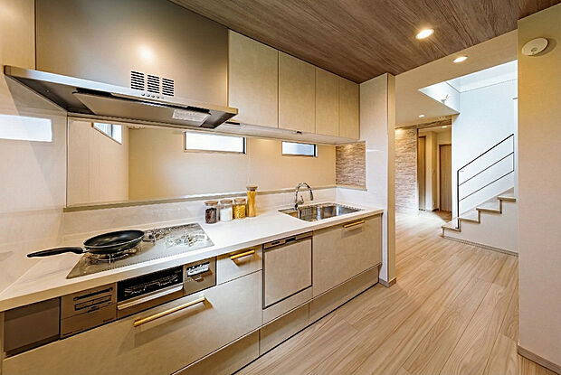 【キッチン】T-1／上部吊り戸棚や引き出しなど収納力もさることながら、フラットでお手入れがしやすい設備・仕様で毎日の家事を優しくサポート。家族の存在を感じながらもお料理に集中できる先進のキッチンです。