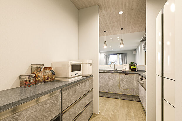 【キッチン完成予想図】T-4／キッチンの背面には広々としたパントリースペースをご用意。オープンな可動棚の向かいにはカップボードが設置できます。キッチンとの動線もよく、スムーズな動きで家事が捗ります。