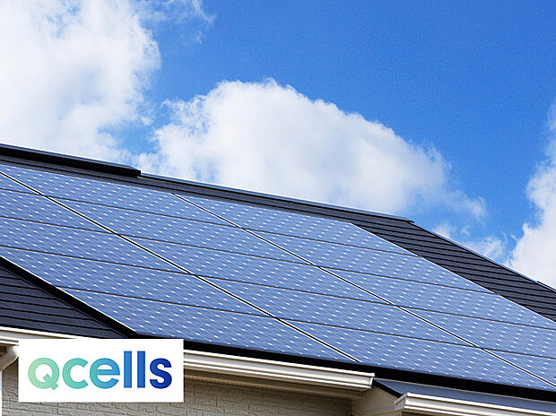 【太陽光パネル】環境への影響も配慮しながら優れた低照度特性と温度特性で、より高い発電量を実現。お家で発電した電気でまかなうことで、電気代の節約になります。設置から15年経過後は設備機器が無償譲渡され、自家消費した残りで売電収入を得ることができます。