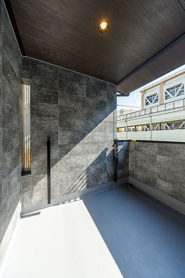 【バルコニー】T-2/雨の日も安心のインナーバルコニーは、椅子やテーブルをセットすれば憩いのひと時が過ごせるプライベート空間としても利用できます。人目につきにくいので安心して過ごせます。